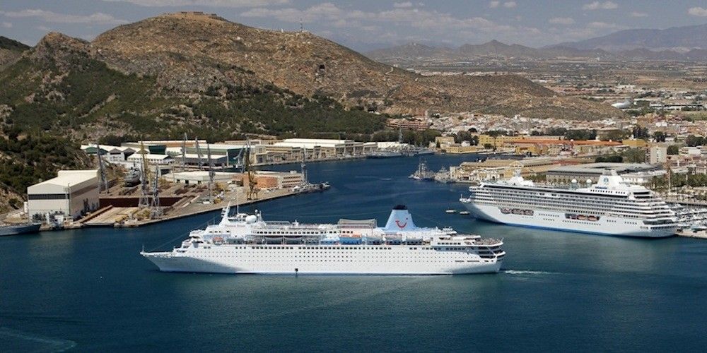 dos-cruceros-en-el-puerto-de-Cartagena