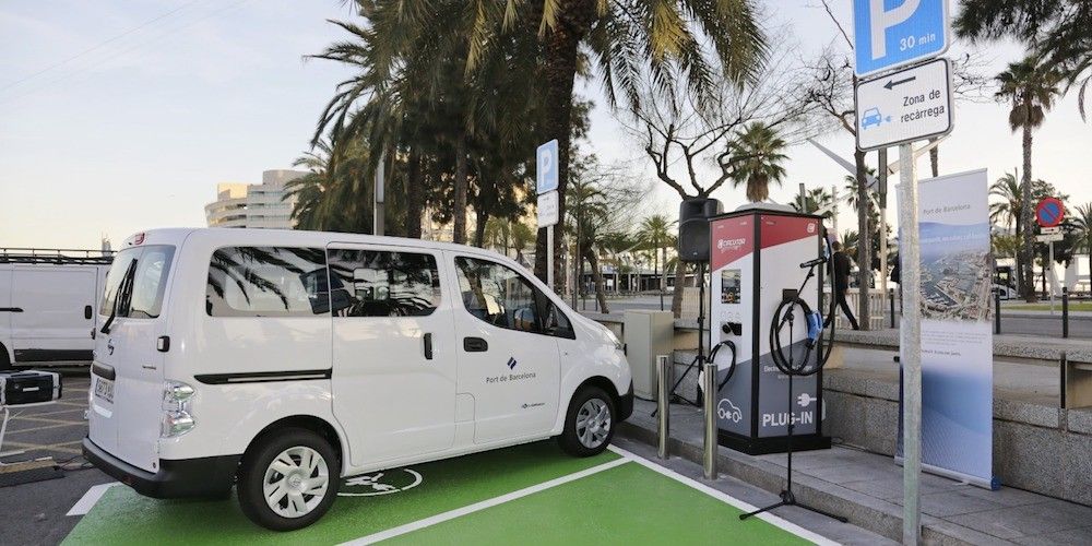 Vehiculo electrico en un punto de recarga del puerto de Barcelona