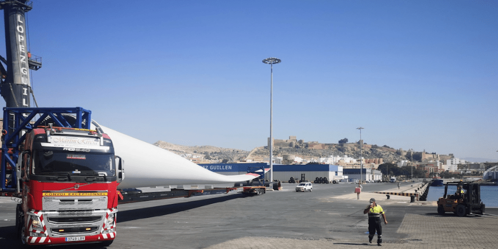 Envio de palas de aerogeneradores en el puerto de Almeria