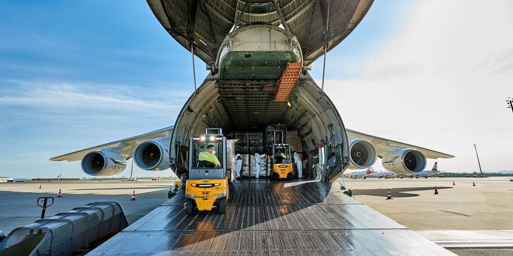 carga aerea con carretillas Antonov aeropuerto de Viena