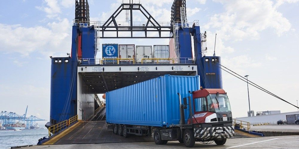 Desembarque camion en el puerto de Algeciras, transporte ro-ro