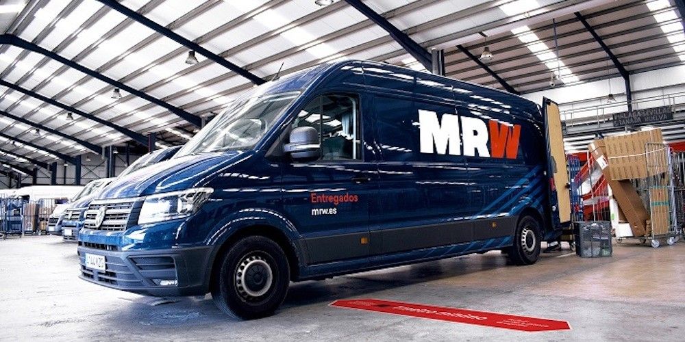 Plataforma MRW con furgoneta cargando