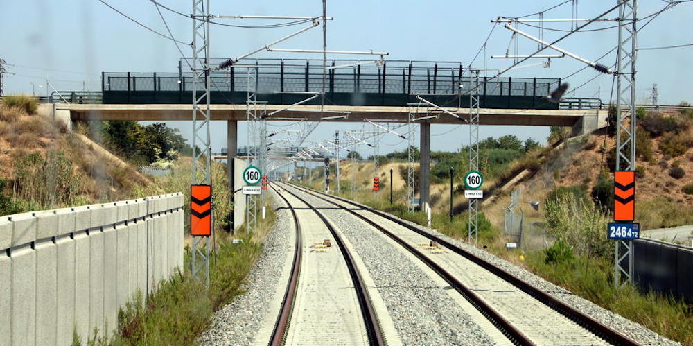 linea ferrea ferrocarril con paso elevado