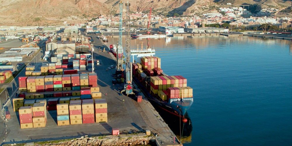 puerto almeria muelle con portacontenedores