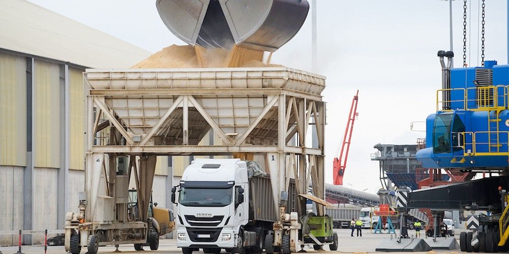 Descarga de graneles agroalimentarios en el Muelle de Castilla del puerto de Tarragona