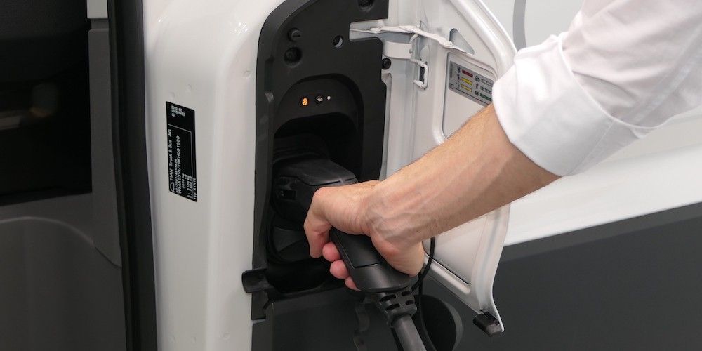 recarga toma electrica furgoneta electrica MAN eTGE