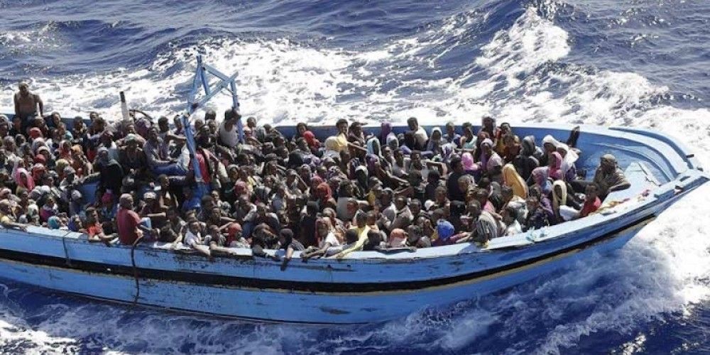 cayuco con nmigrantes en el Mediterraneo