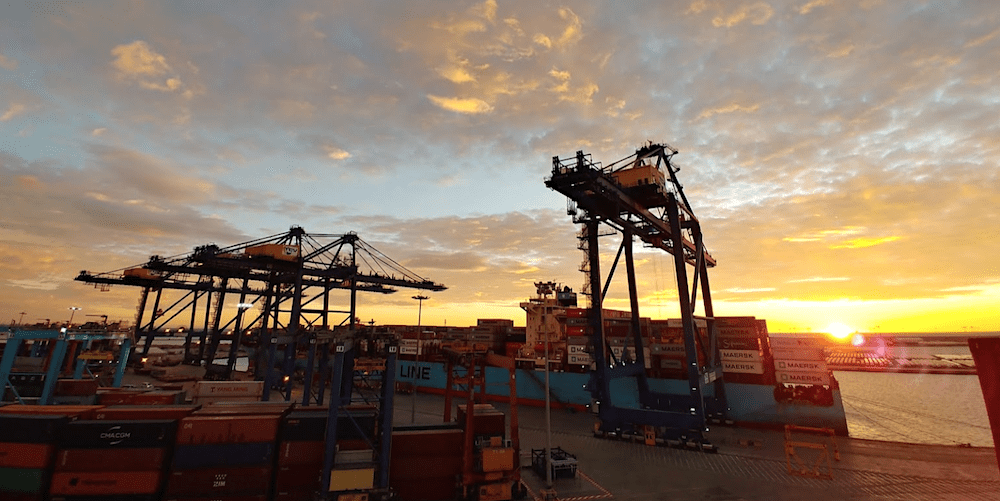atardecer terminal contenedores puerto valencia
