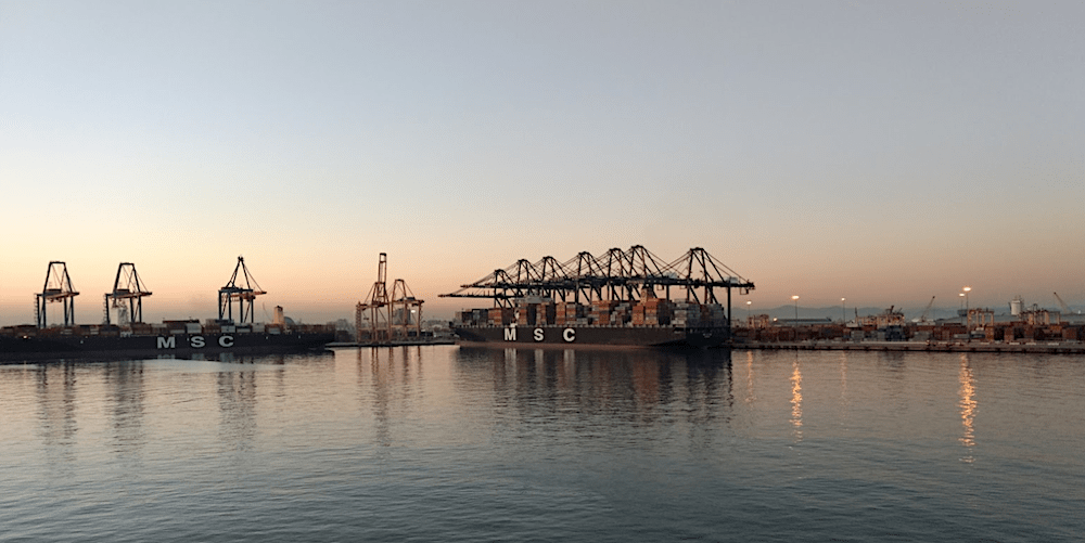 puerto de Valencia portacontenedores MSC en terminal