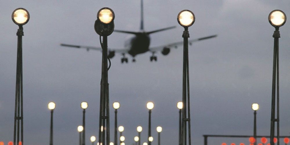 enaire aena aeropuerto aereo avion aterriza