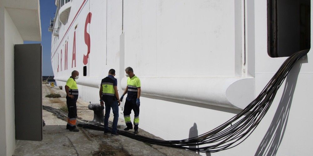 conexion electrica ferry armas en el puerto motril
