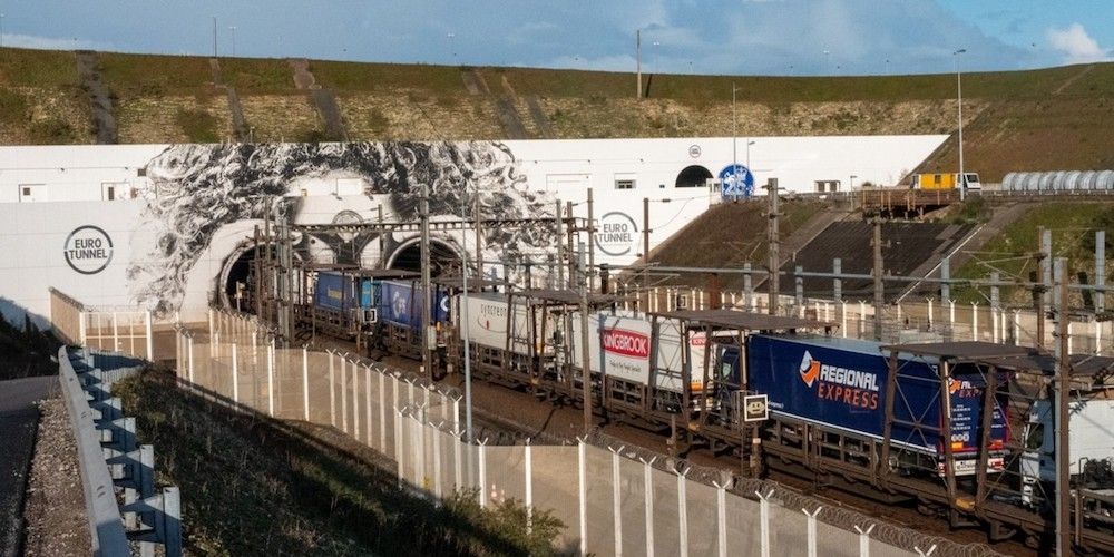 Varios camiones curzando el Eurotunnel