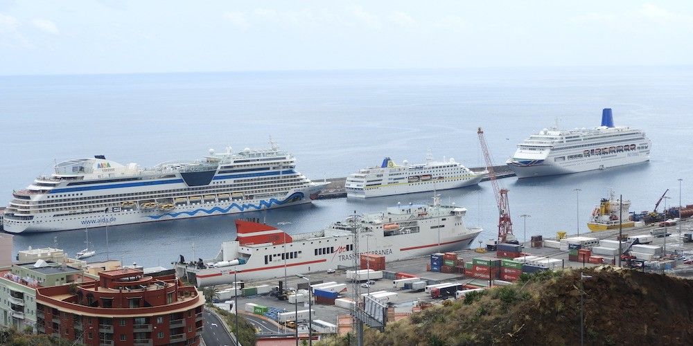 puerto de La Palma con tres cruceros y el ferry Albayzin de Trasmediterranea
