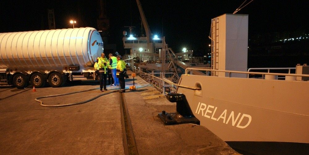 bunkering GNL truck to ship en puerto bilbao
