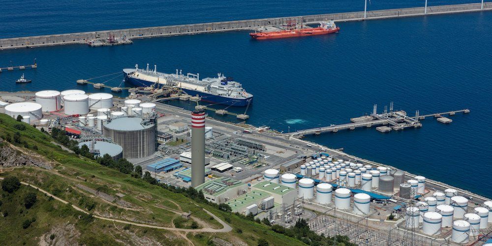 terminal gas enagas puerto Bilbao descarga buque