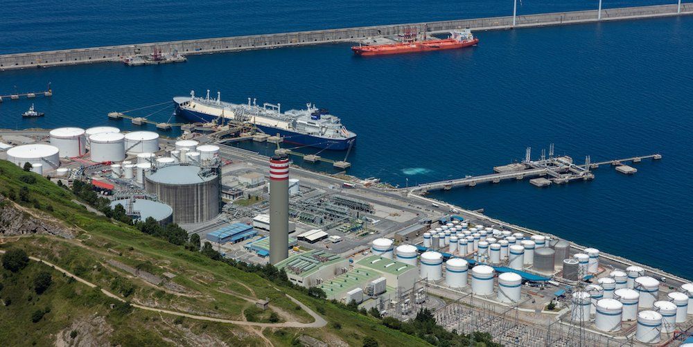 terminal gas enagas puerto Bilbao descarga buque