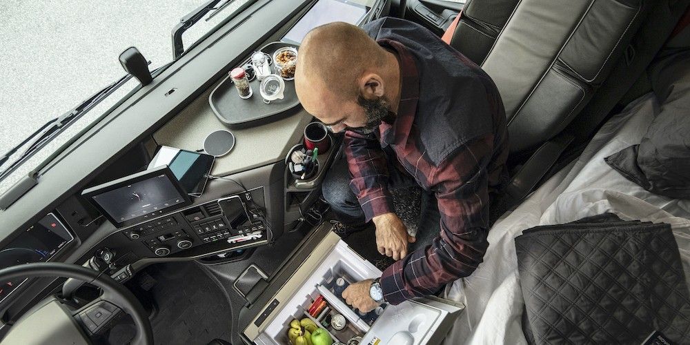 Volvo interior cabina cenital conductor frigorifico tiempo de conduccion descanso cabina