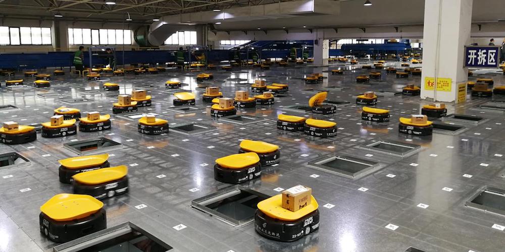 Robots moviles autonomos en un centro logistico de China, AMR