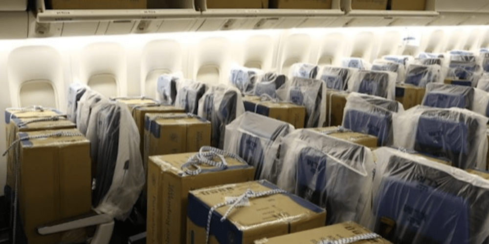 Envio de material sanitario en un avion de pasajeros de KLM