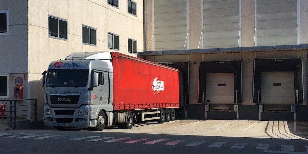 camion aculado muelle almacen MAN Coslada camion aculado muelle almacen MAN Coslada