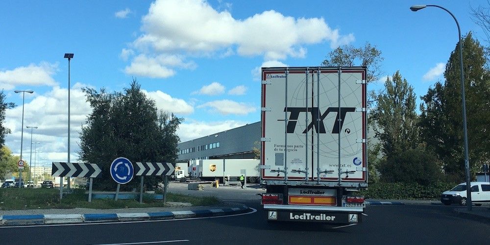 TXT semirremolque en glorieta Coslada_3