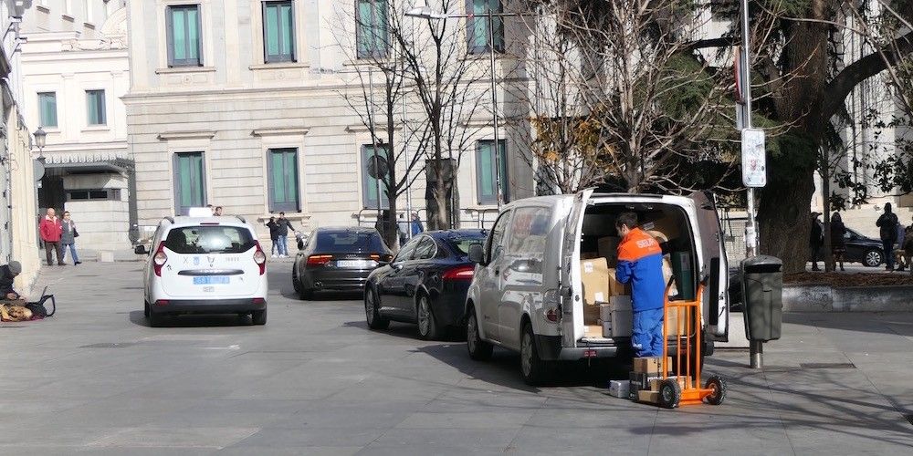 mensajero Seur entrega paquete Madrid