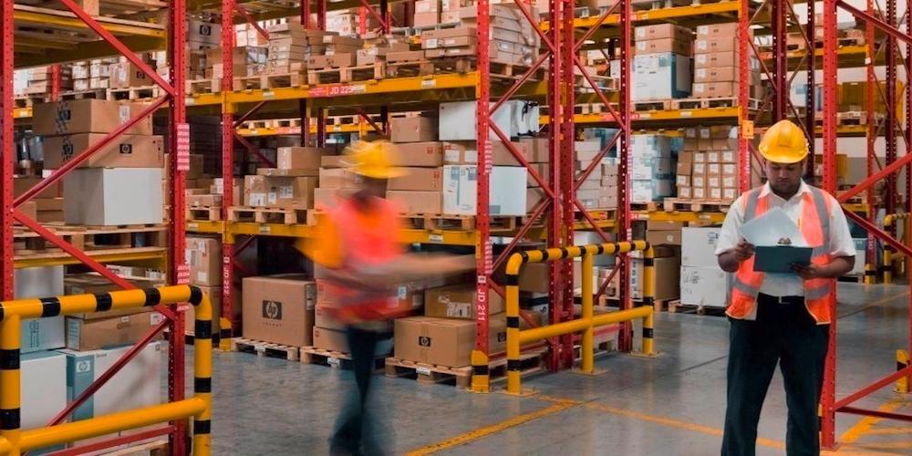 Trabajadores en un almacen de DHL Supply Chain