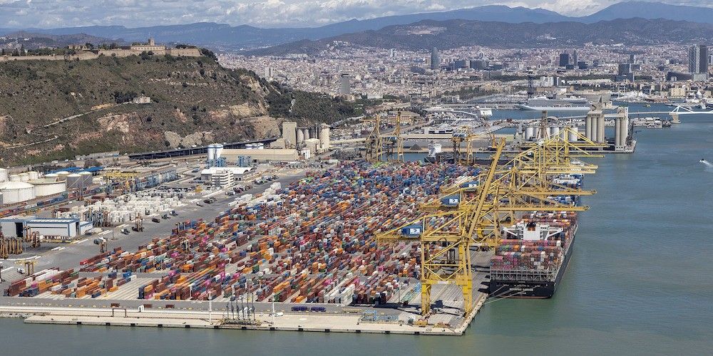 Patio de contenedores del puerto de Barcelona