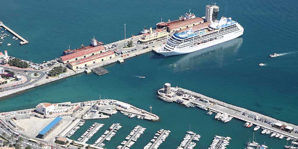 muelles puerto Ceuta con Cruceroy muelle deportivo