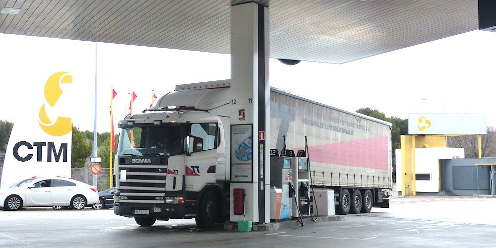 Scania repostando repostaje en gasolinera EESS