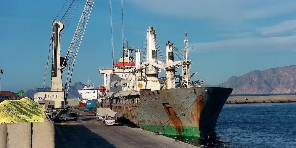 Carga de aerogeneradores en el puerto de Cartagena