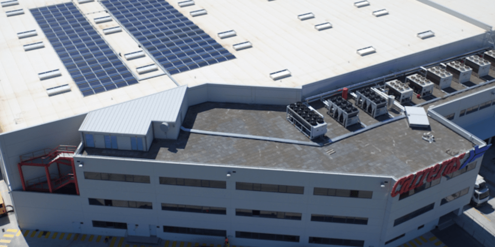 nave de carreras con placas solares