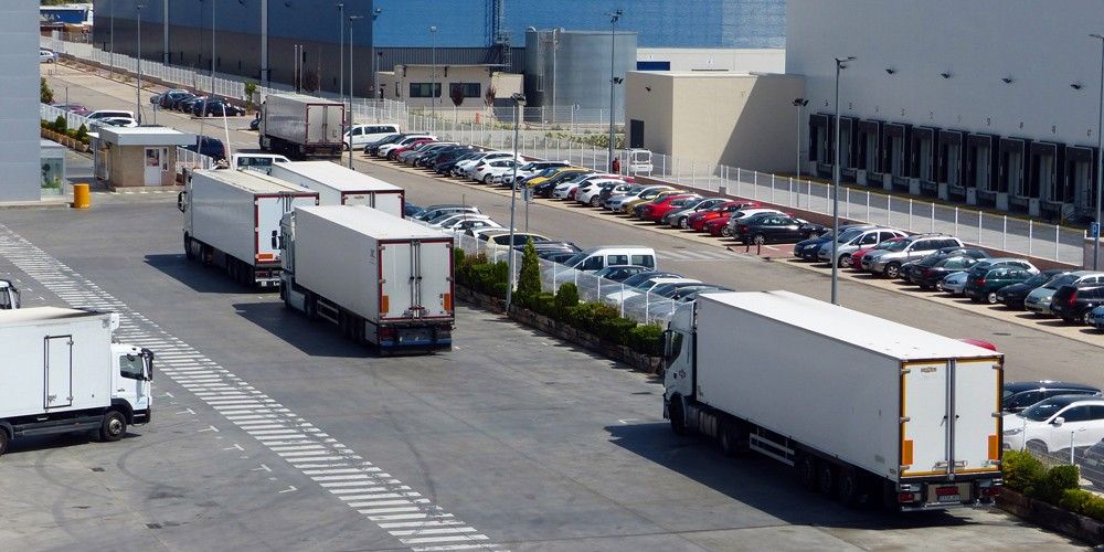 frigos apracados en instalaciones Stef en Torrejon con nave H&M al fondo_2 frigos apracados en instalaciones Stef en Torrejon con nave H&M al fondo_2