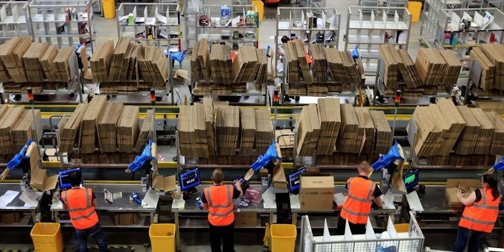Trabajadores-en-la-zona-de-preparacion-de-pedidos-de-un-almacen-de-Amazon