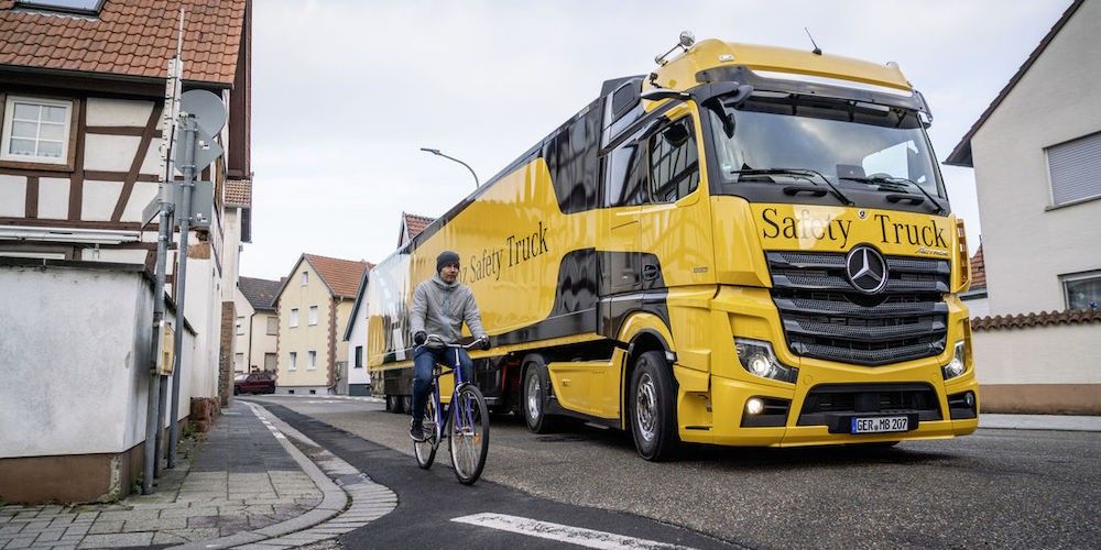 angulo muerto camion ciclista Mercedes Actros