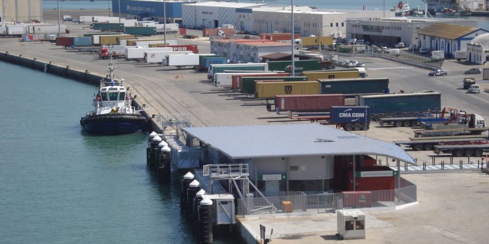 semirremolques aparcados en el puerto de Cadiz