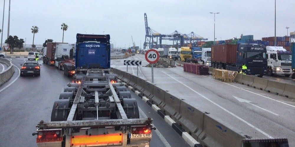 Colas camiones terminal TCV puerto Valencia