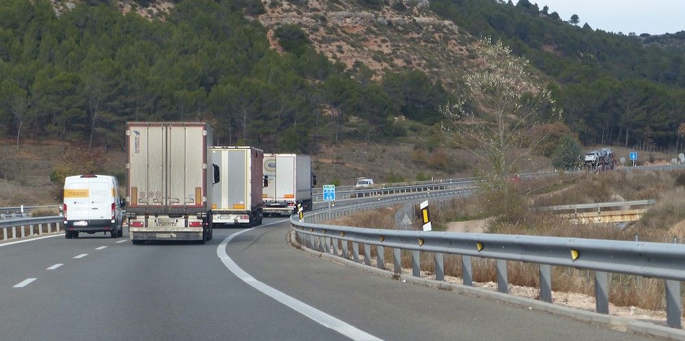 tres camiones carretera A-2 Torija