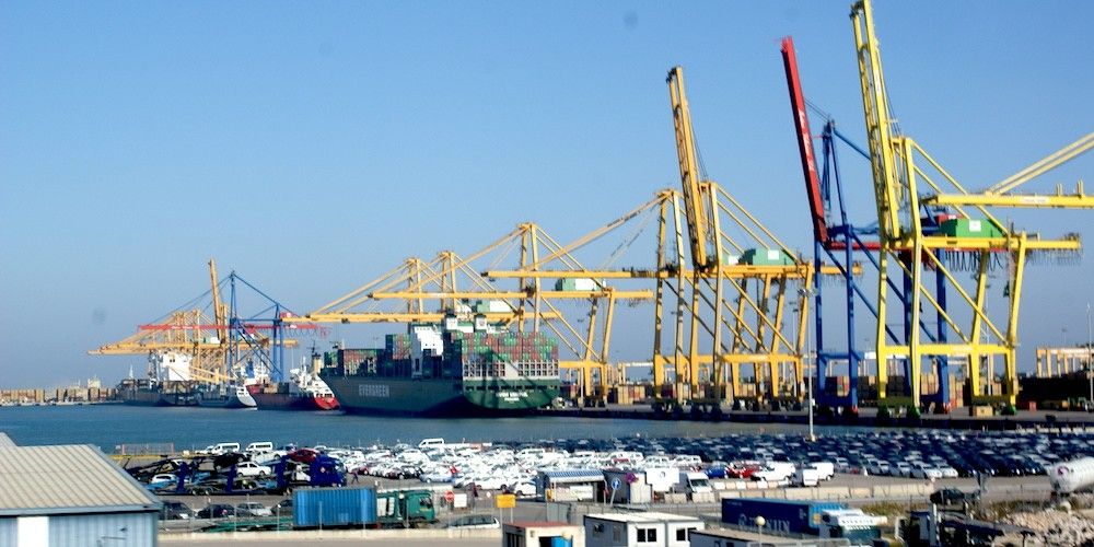 Portacontenedores y vehiculos en el puerto de Valencia