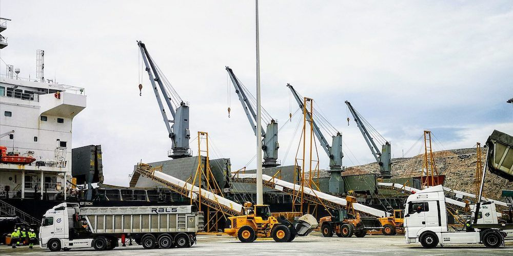 camiones carga graneles muelle pechina puerto almeria