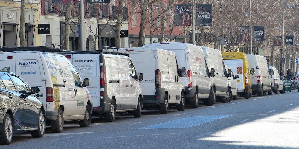 furgonetas aparcadas calle Serrano paqueteria ultima milla