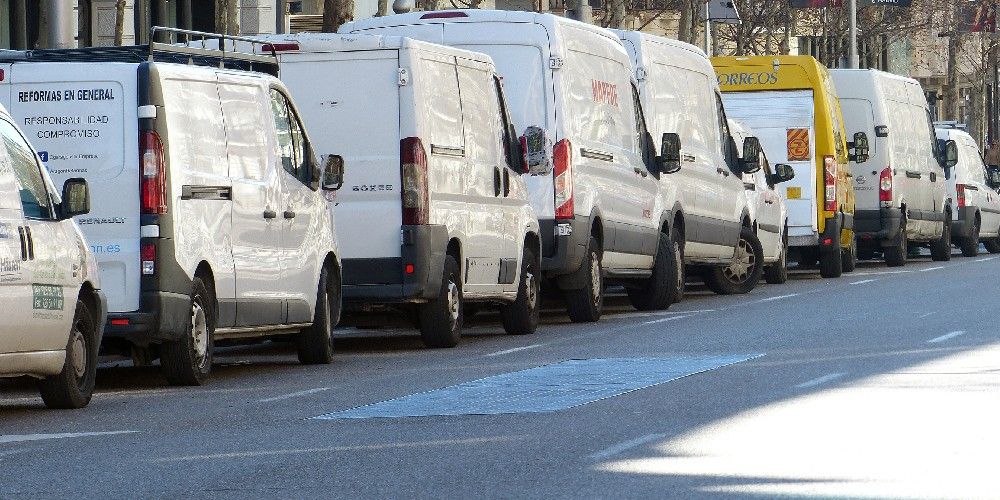 furgonetas aprcadas ultima milla calle Serrano Madrid