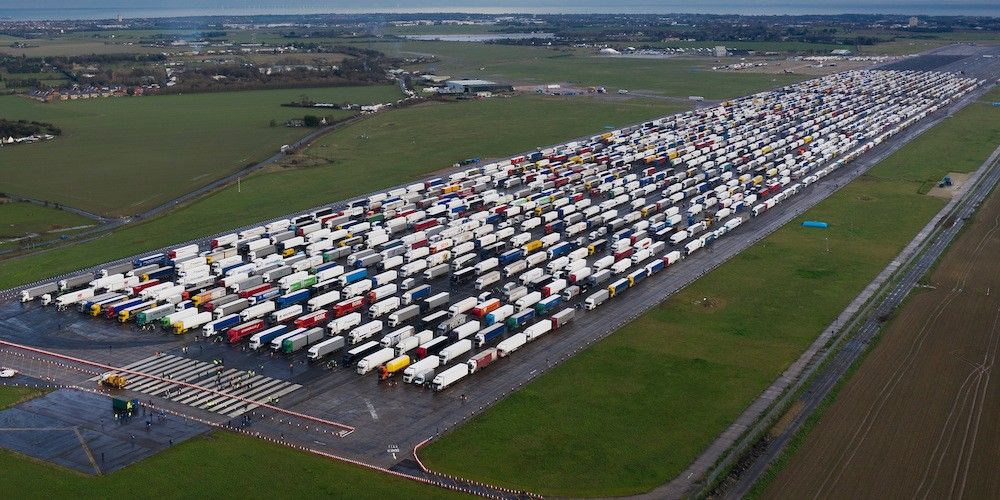 camiones retenidos en el aerodromo de Kent en UK por el Brexit