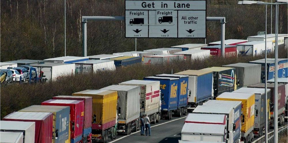 camiones parados carretera UK Brexit