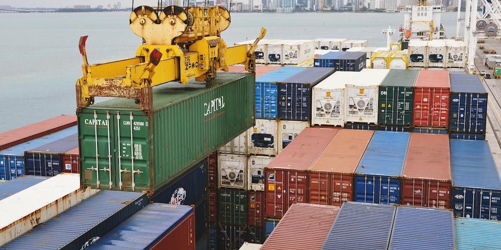 descarga contenedor de un barco