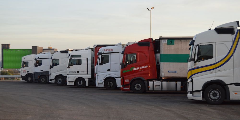 camiones de perfil en EESS Torija matriculaciones