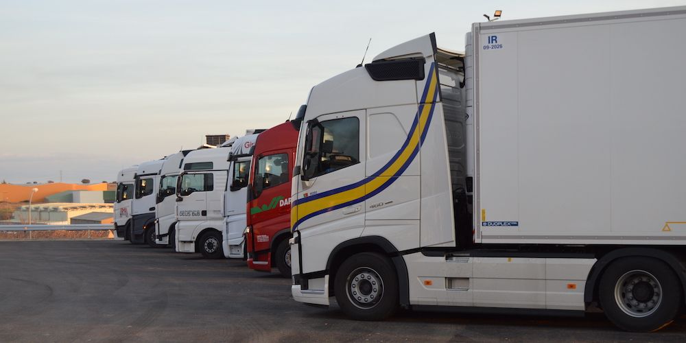 tractoras camiones aparcados aprcamiento EESS Torija