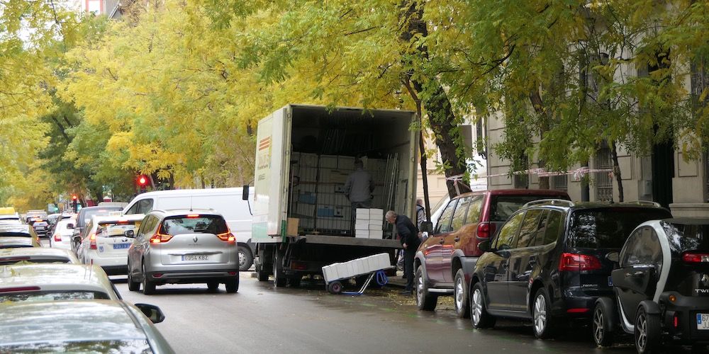 camion reparto calle Fortuny Madrid distribucion