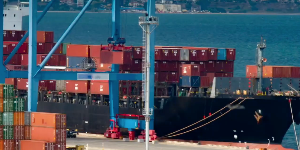 terminal contenedores barco muelle