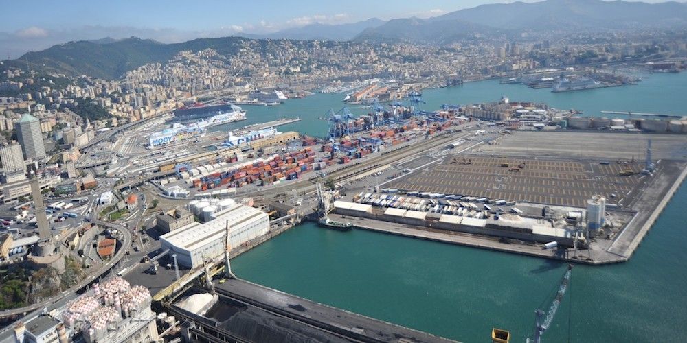vista aerea puerto genova italia